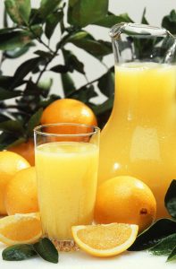 800px-Oranges_and_orange_juice